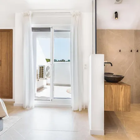 La Maestranza Luxury Views Nueva Andalucia Apartment